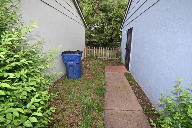 Building Photo - 1133 Valley Manor Ct
