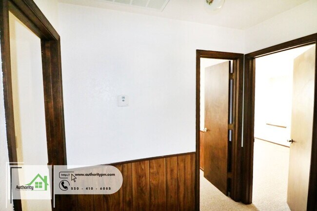 Building Photo - 3688 Cal Ore Dr