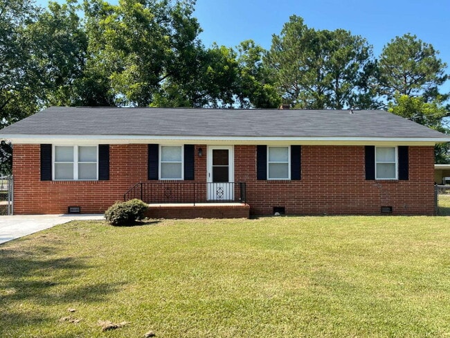 Building Photo - SPACIOUS BRICK RANCH in GOLDSBORO! 4 BR, 2 BA - FENCED-IN YARD *Convenient to SJAFB*