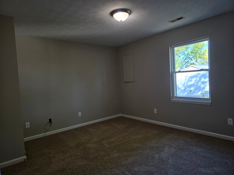 Master B-room - 275 Montgomery Ave