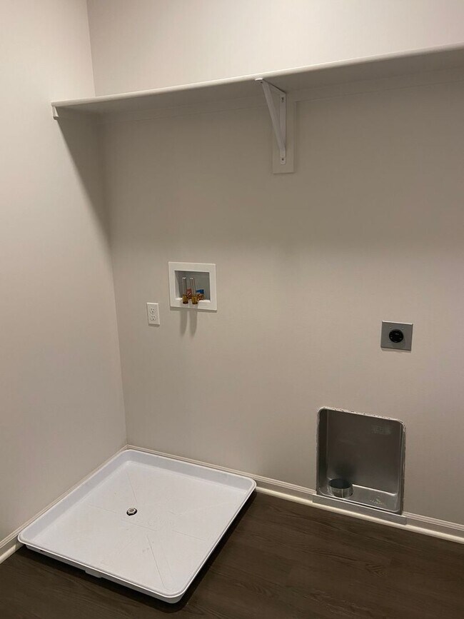 Building Photo - *Pre-leasing* Three Bedroom | Two and a Half Bath Home in Spring Hill!