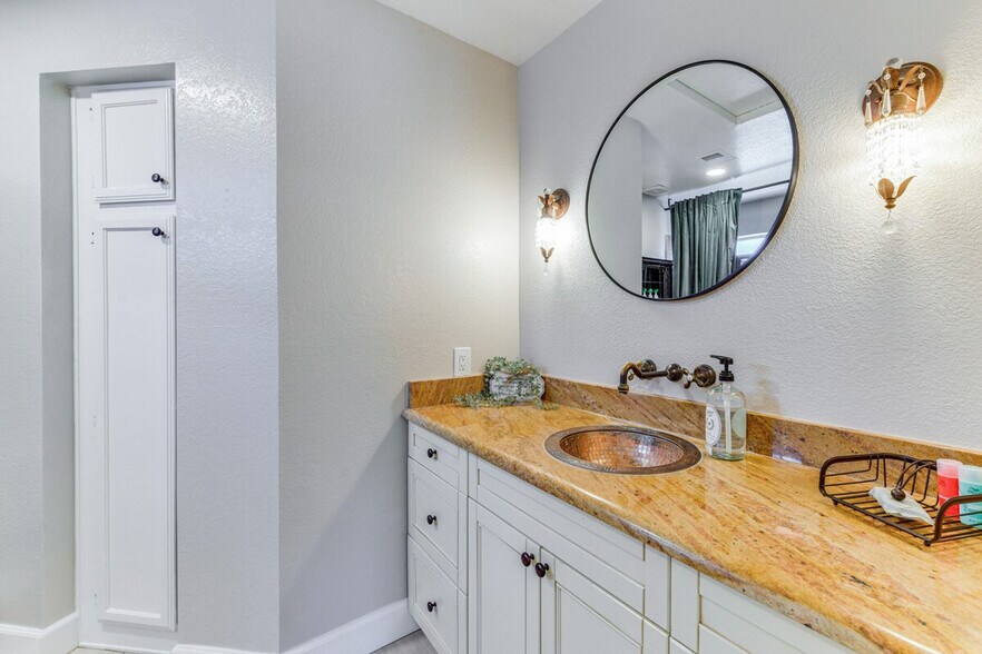 Building Photo - 1120 N Val Vista Dr