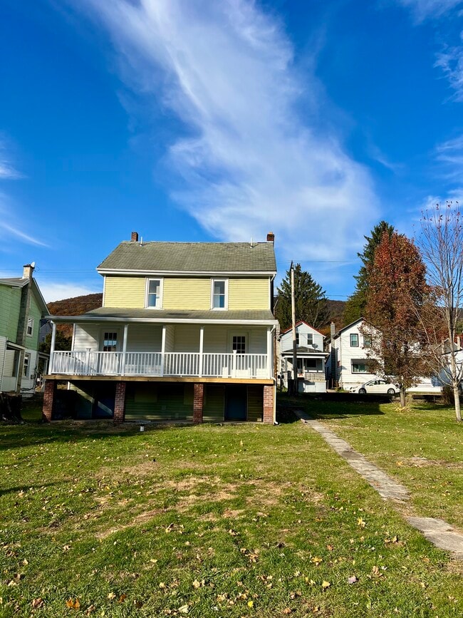 Building Photo - 423 Center St