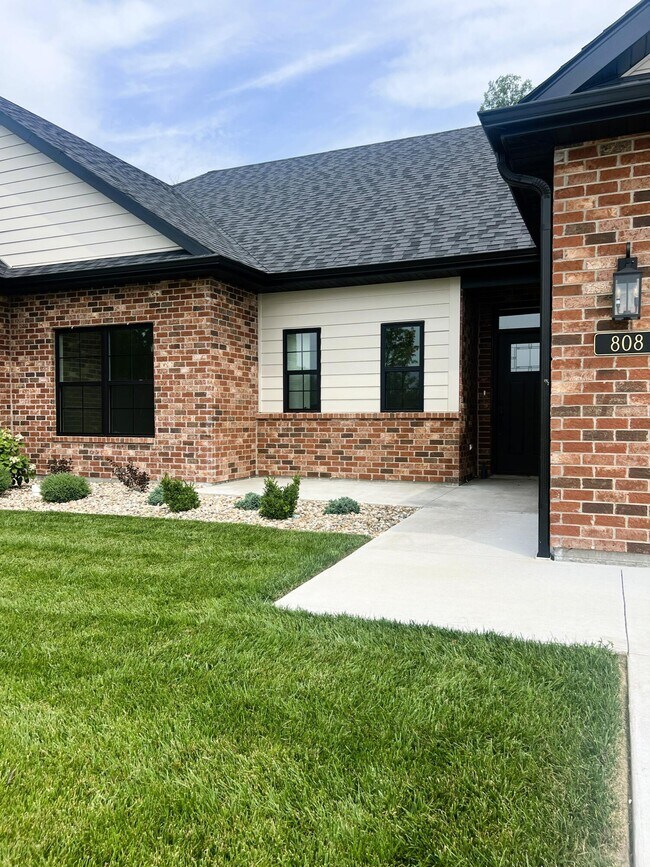Building Photo - 808 Napa Dr