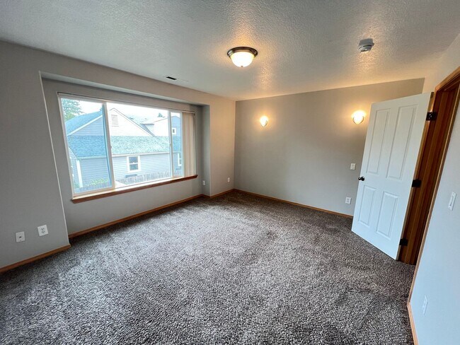 Building Photo - 747-747 SE Tampa St