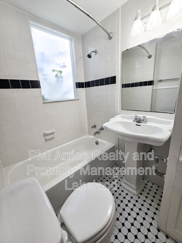 Building Photo - 115 8th St SE