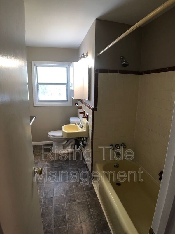 Building Photo - 200 E Haven Dr NE