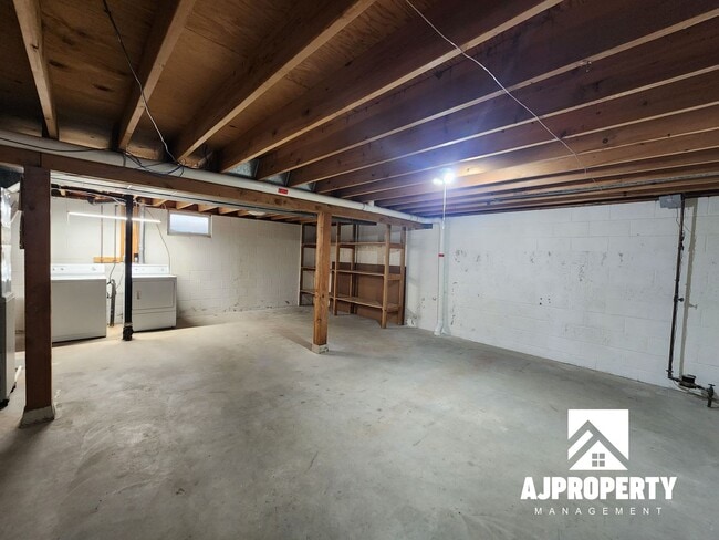 Building Photo - 2 Bedroom 1 Bathroom Near Edison Middle School