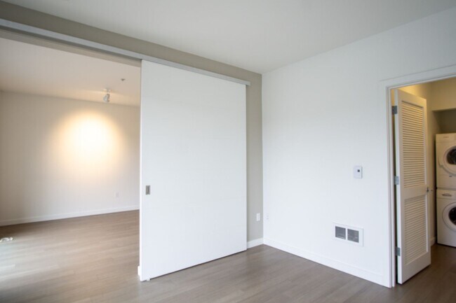 Building Photo - 3rd Floor Modern & Sleek 1Bdr w/Floor-to-C...