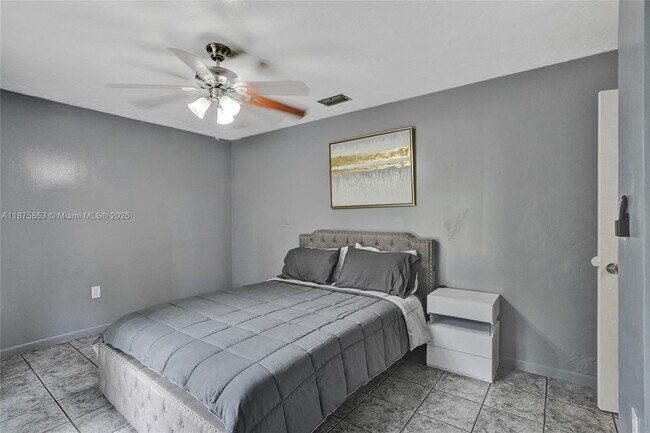 Building Photo - 5807 SW 27th St