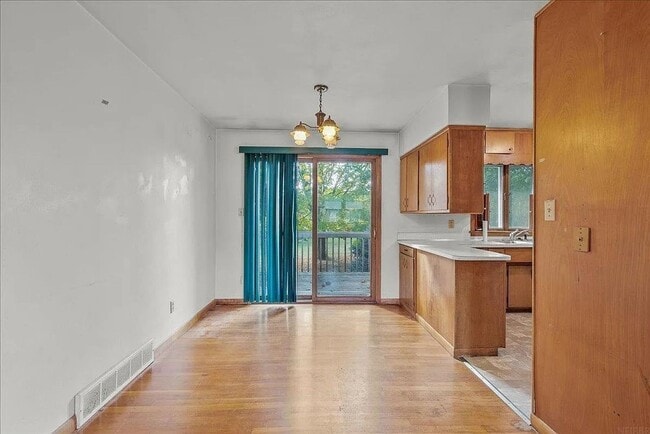 Building Photo - 4 Bedroom 2 Bath House in Cedar Falls walking distance to uni campus