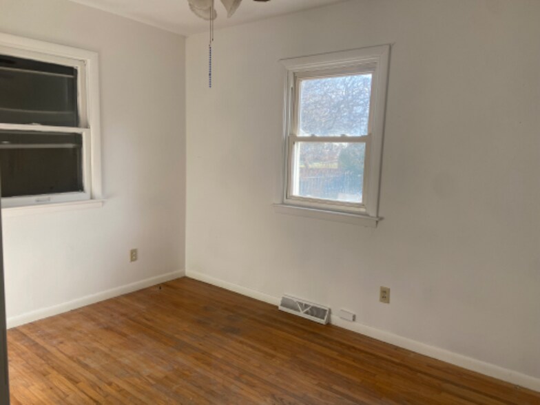 Building Photo - 906 E J St