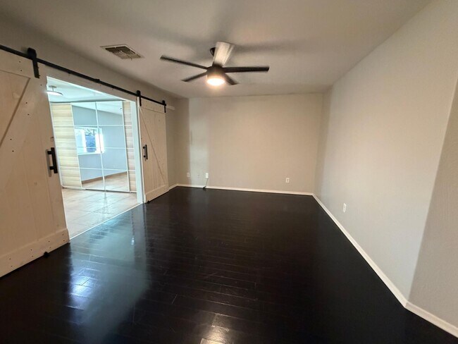 Building Photo - 1945 E Aloe Pl