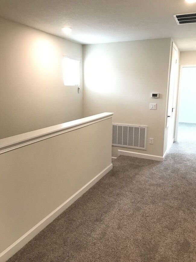 Building Photo - Newer 3/2.5ba Home at The Oaks in Moss Park with FREE Internet, Cable and Phone