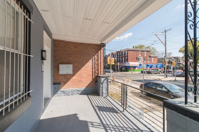 Building Photo - Modern & Renovated 1BD 1BA Apartment