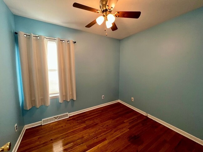 Building Photo - 427 Mosley Dr
