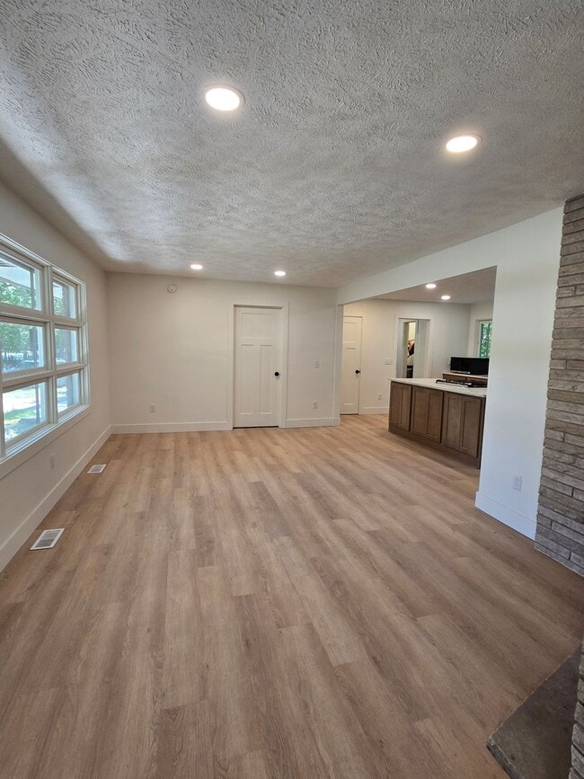 Building Photo - 1499 N Scenic Dr
