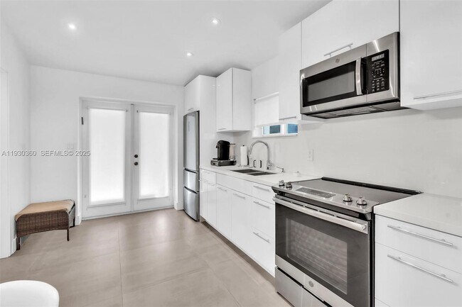 Building Photo - 836 W 40th St