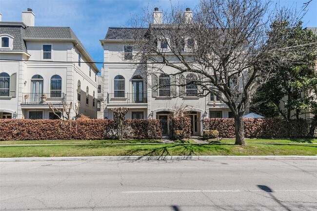 Building Photo - 2611 Commonwealth St