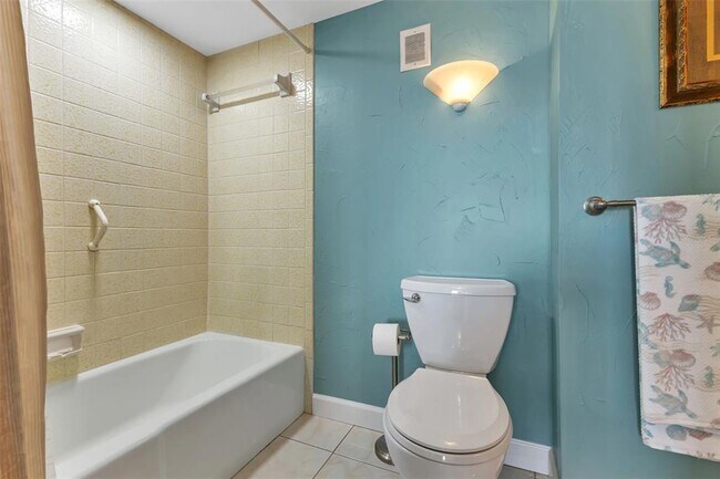 Building Photo - 1500 Park Beach Cir