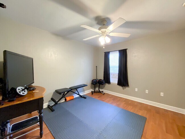 Building Photo - Woods Edge South #114