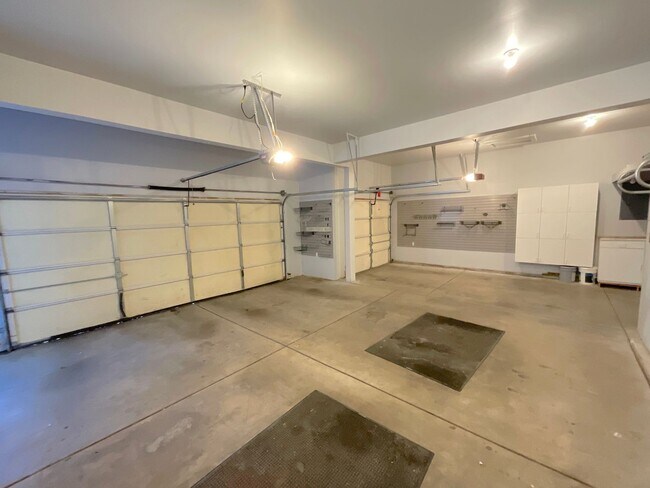 Building Photo - 5 Bedroom Home Available Near Rangewood Dr & Vickers Dr!