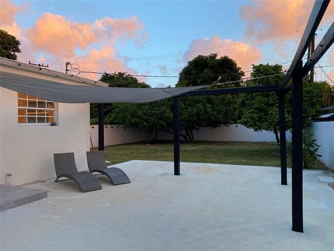 Building Photo - 2420 SW 11th St