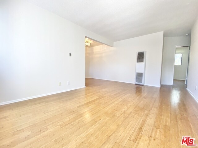 Building Photo - 2554 N Beachwood Dr