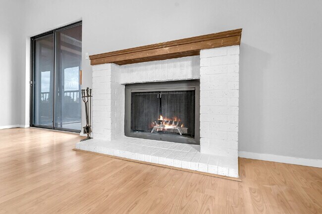 Building Photo - Where Comfort Meets Everyday Luxury!