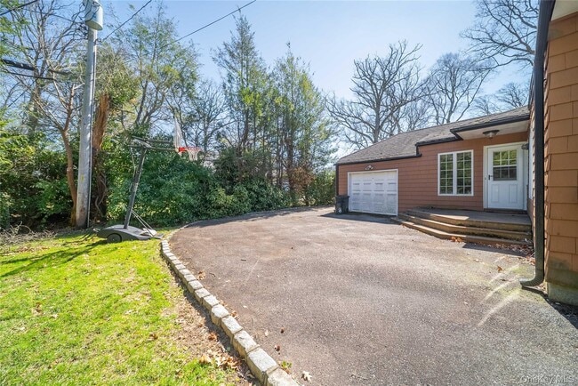 Building Photo - 143 Round Hill Rd