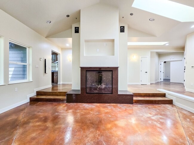 Building Photo - Spacious 3BD Rambler