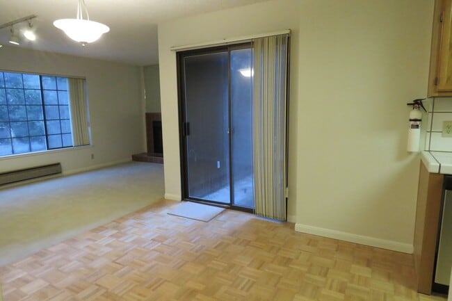 Building Photo - Condo with 2 baths, Parking and Private Pa...