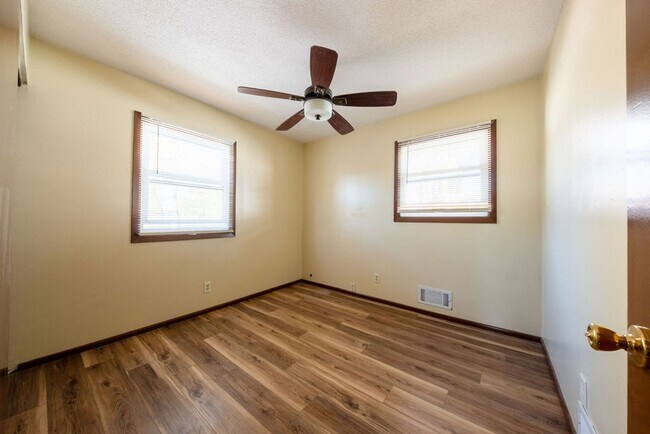 Building Photo - Recently-renovated home perfect for family