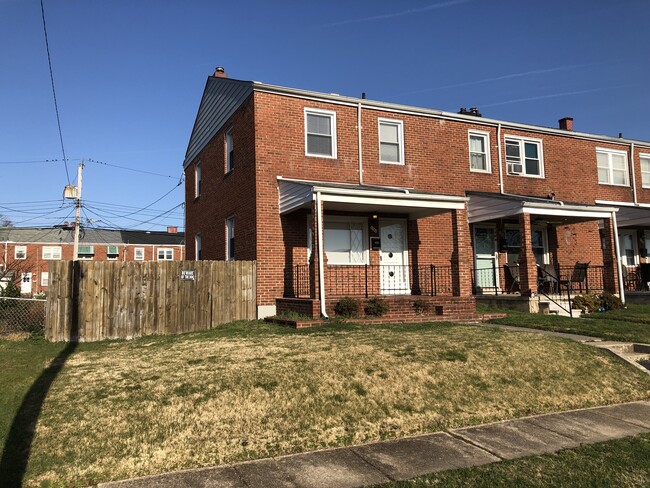 Building Photo - $1,950 / 3br - 1600ft2 - Recently Renovate...