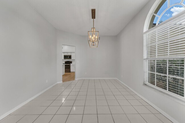 Building Photo - Spacious 6-bedroom, 3-bathroom and pool Tu...