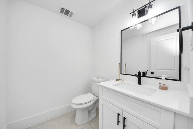 Building Photo - 4806 Cochran St