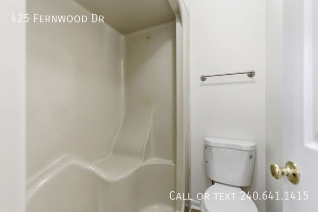 Building Photo - 425 Fernwood Dr