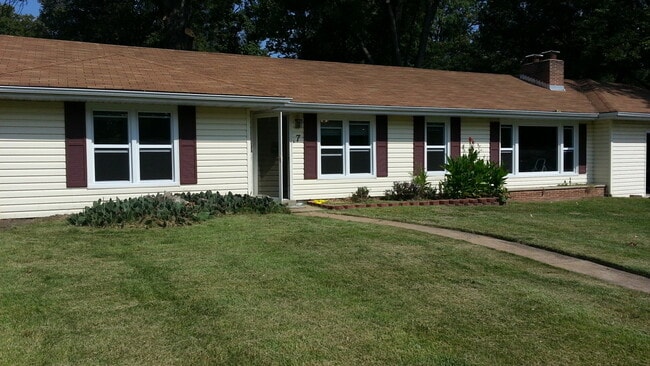 Building Photo - COMING SOON! 3B 1b Florissant Home For Rent