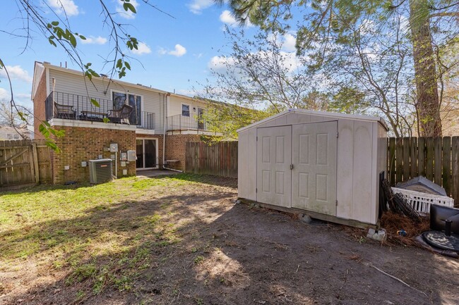 Building Photo - Charming 2-Bed, 1.5-Bath Townhouse