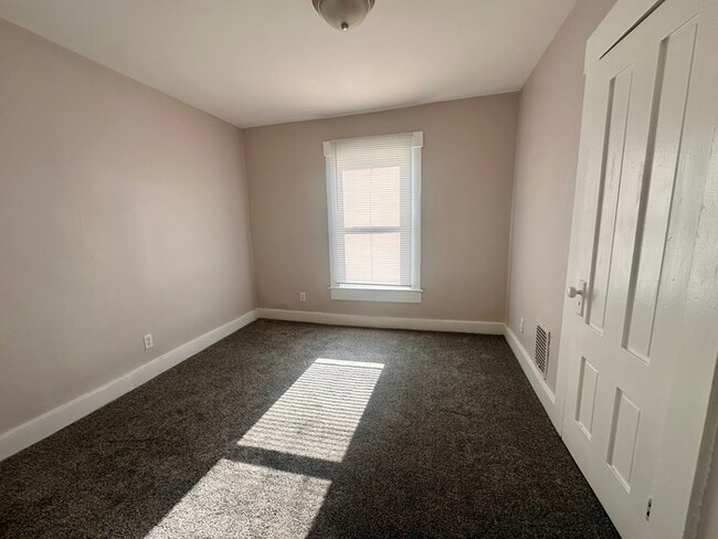 Building Photo - 323 N Gladstone Ave