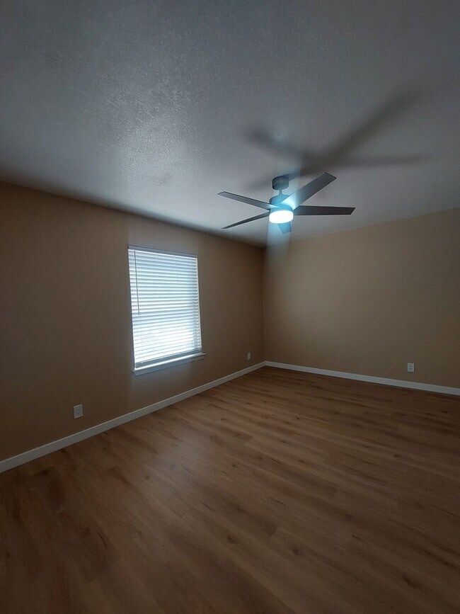 Building Photo - 4 BEDROOM 3 BATHROOM HOME! fully remodeled...