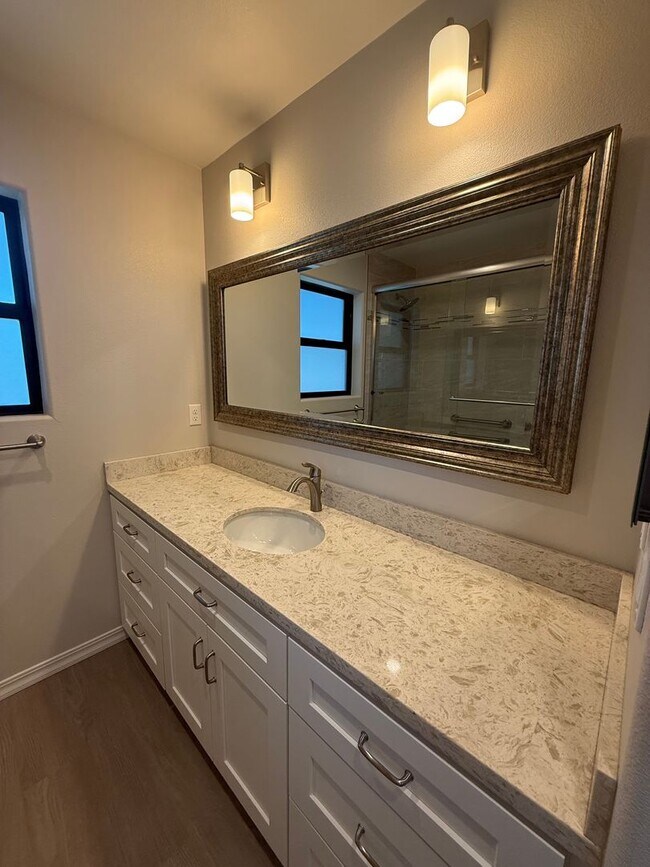 Building Photo - Updated 2 Bedroom/ 2 Bathroom Duplex in Coffee Park!
