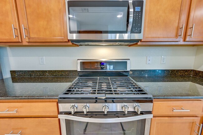 Building Photo - Green Valley!! Gated!! 4 Bedrooms!! Bed & Bath Downstairs!!  TANKLESS WATER HEATER!!! Covered pat...