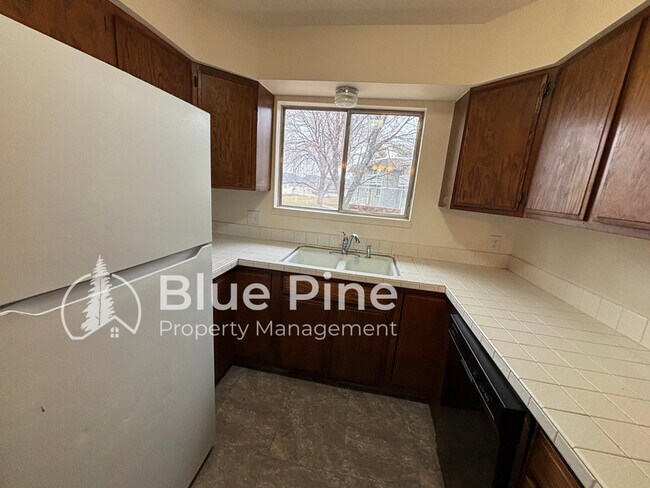 Building Photo - 1464 Falcon Dr