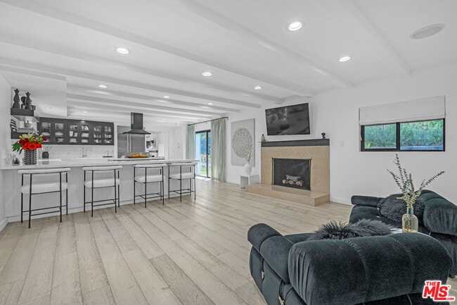 Building Photo - 2121 El Roble Ln