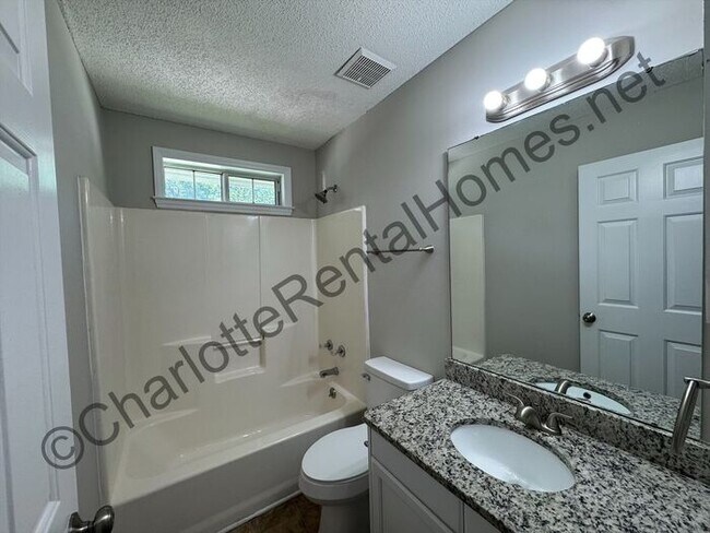 Building Photo - 3 bedroom 2 bathroom home in Charlotte!