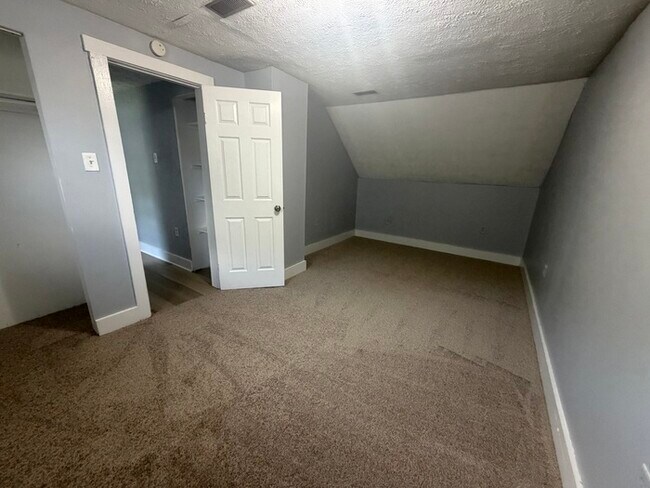 Building Photo - 3 Bedroom Near Irvington-Emerson Heights