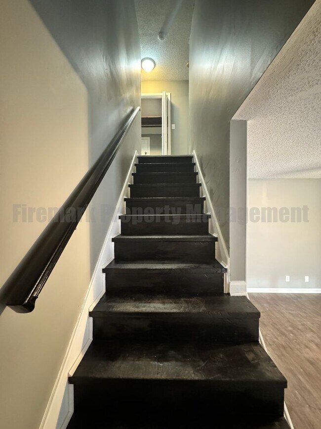 Building Photo - Newly Renovated 4 Bedroom 2 Bathroom