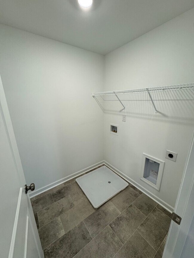 Building Photo - New 5 Bed 3 Bath Home in New Loganville Community!