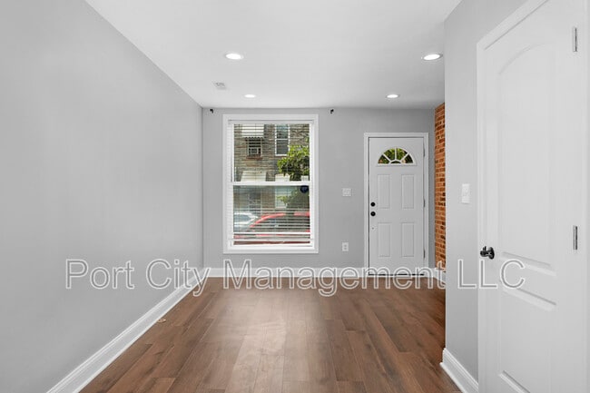 Building Photo - 813 S Port St